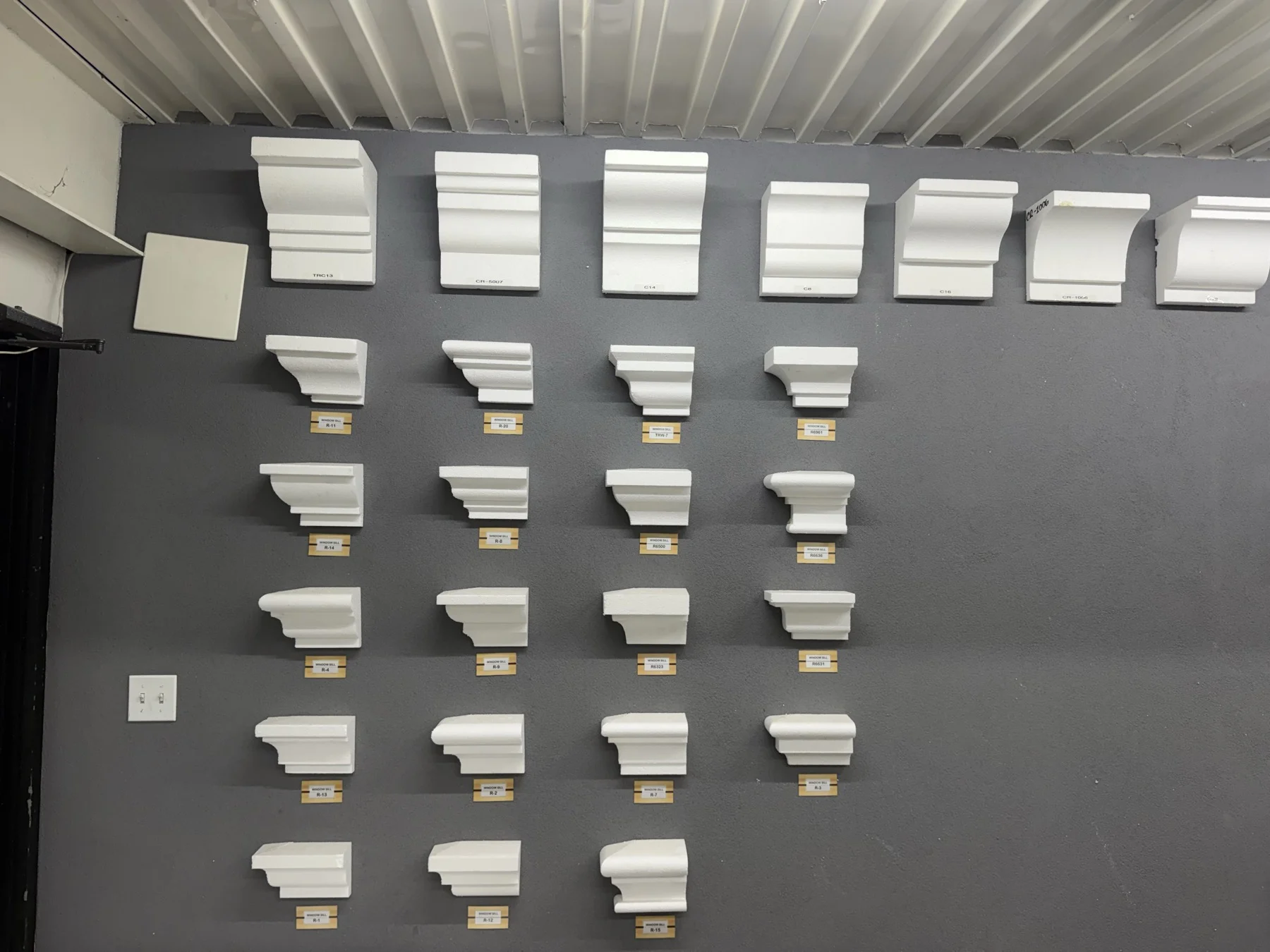 Muro de exhibición de HSS con perfiles de cornisas y alféizares